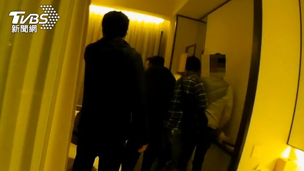 警方至旅館再逮共犯。(圖/TVBS)
