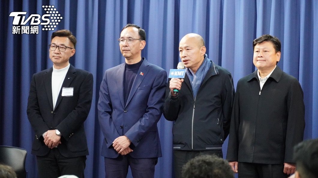 藍立院正副院長「韓江配」底定，4人握手喊凍蒜。（圖／潘建樺攝）