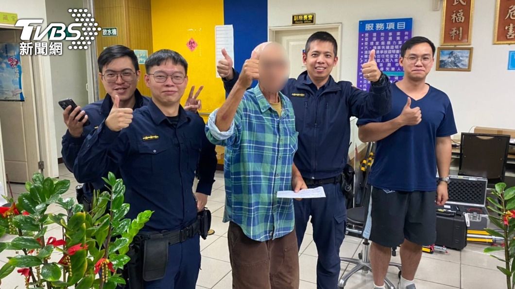 澳籍男候機睡過頭!遊台又迷失巷弄 暖警救援他感動抱警處理