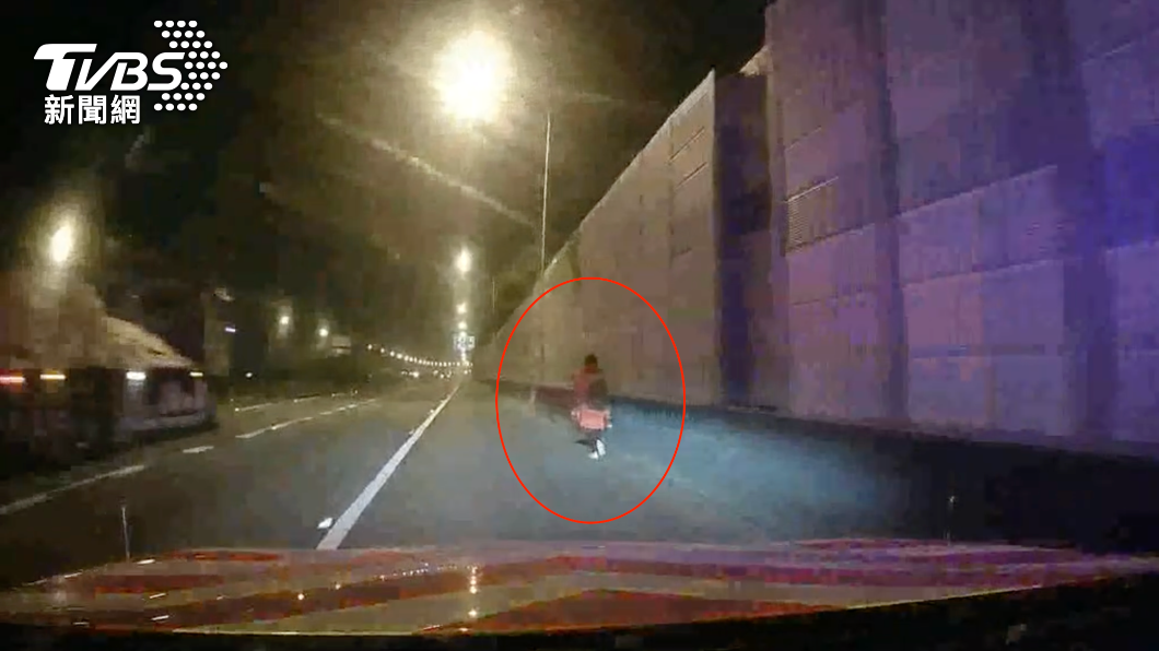 失智婦半夜闖國道嚇壞路人險釀禍⋯女兒急哭!國道警急停救援
