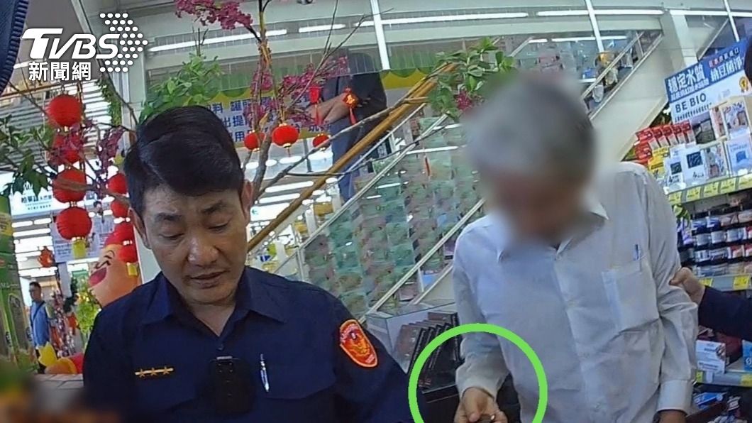 警方到場依刑法竊盜罪現行犯移送臺南地檢署偵辦。（圖／TVBS）