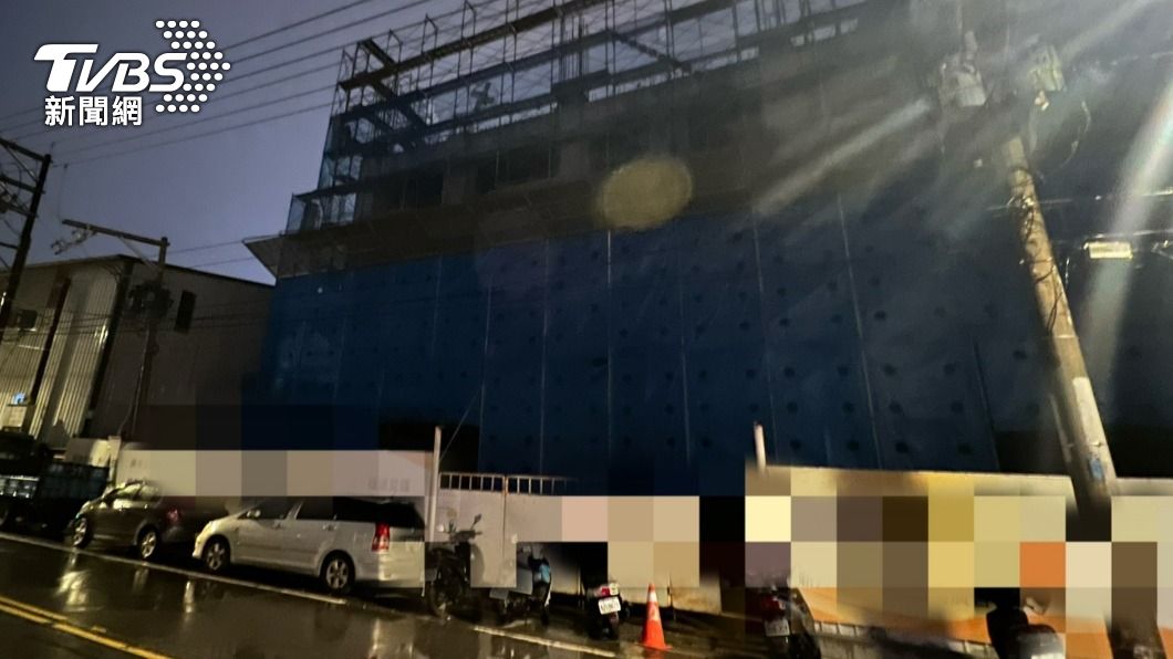 員警假日巡邏經過工地見到多人進出。（圖／TVBS）