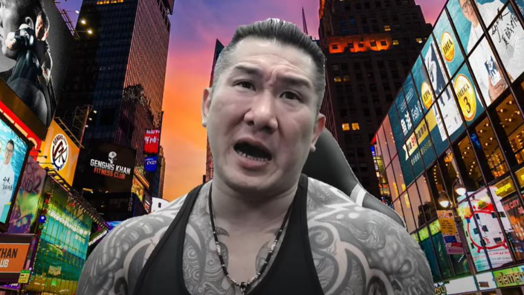 館長破解超派鐵拳,指出超哥先運氣再踱步才出拳。(圖/翻攝自館長惡名昭彰YT頻道)