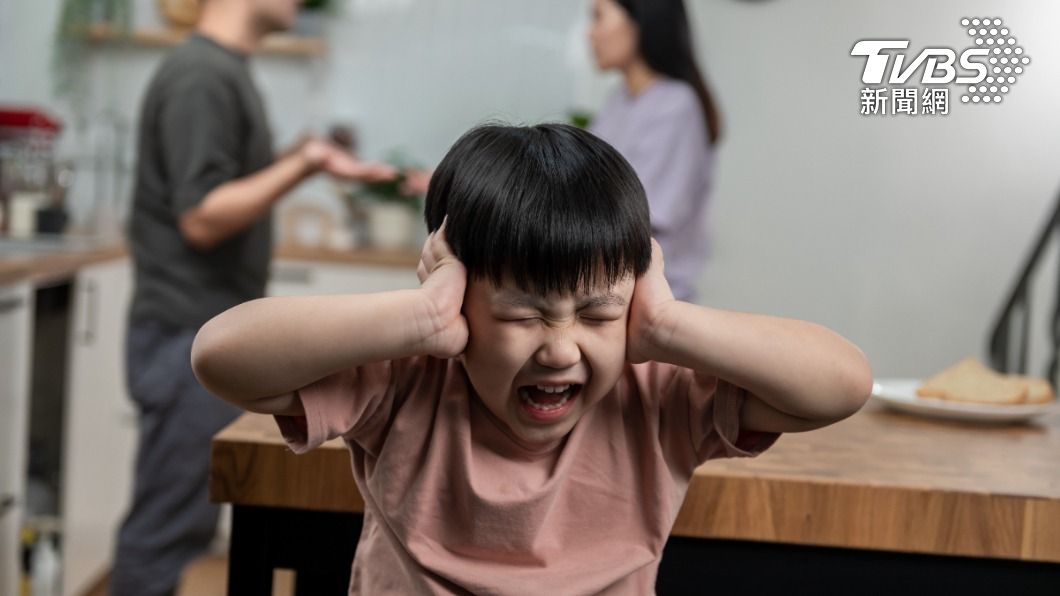 馬國火爆媽揮刀刺12歲兒！狂砍手腳　竟是這原因動怒