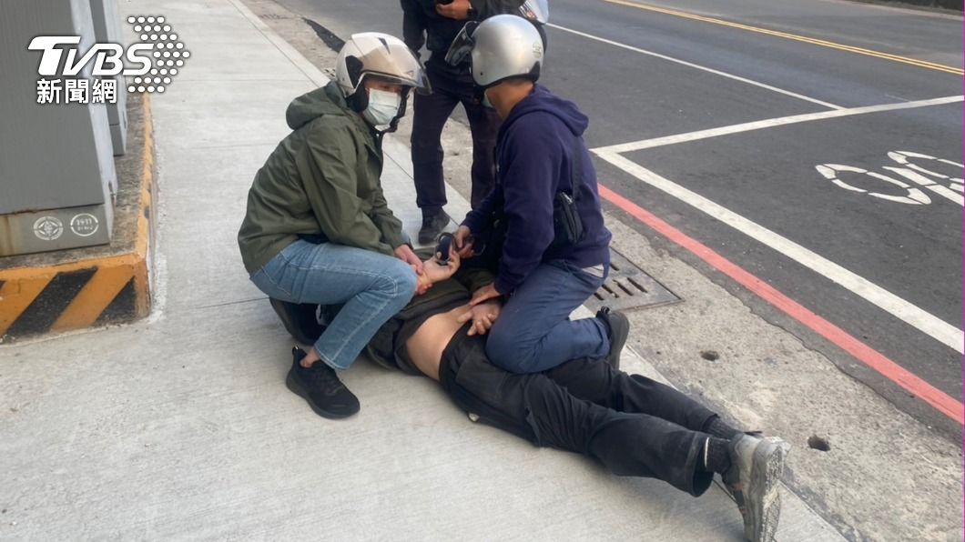 高雄男闖紅燈撞車肇逃到案變女生 一查是六地通緝犯還找女友人頂罪