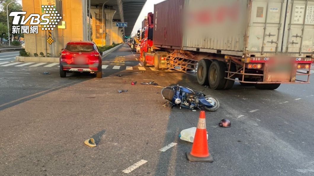 廖男違規闖紅燈，撞上綠燈直行的自小客車，隨後以步行的方式逃跑。（圖／TVBS）