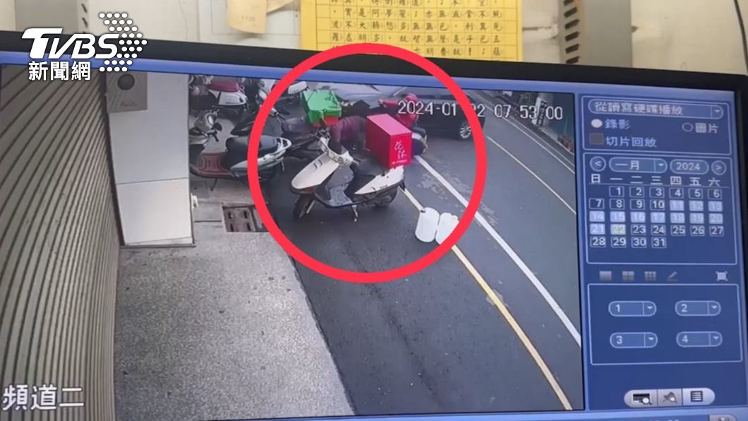 涂男向左迴轉時,未注意後方車況與一輛機車發生擦撞。(圖/TVBS)