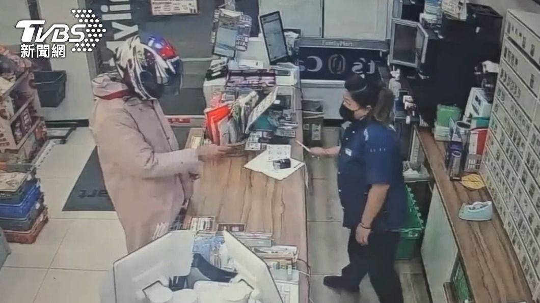 宜蘭男超商持刀恐嚇！店員淡定拿美工刀防身　自鎖倉庫報警