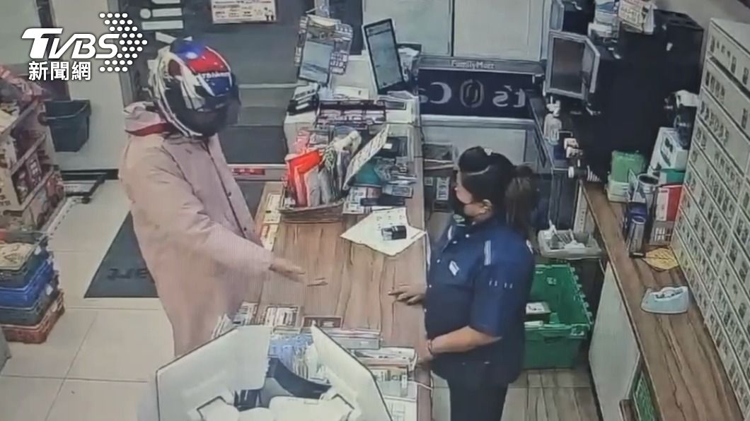 林男揮手要店員交出錢來。(圖/TVBS)