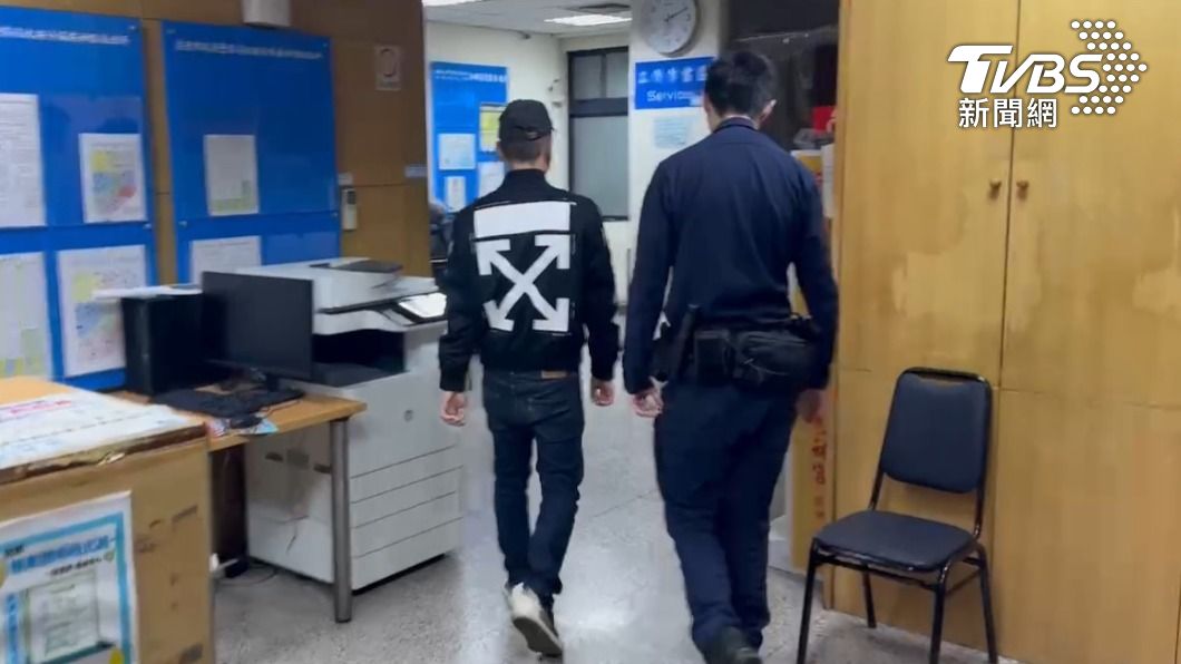 網紅Toyz與Youtuber超哥20日爆發衝突，警方追查發現該店林姓男員工也曾出腳踹Toyz。（圖／TVBS）