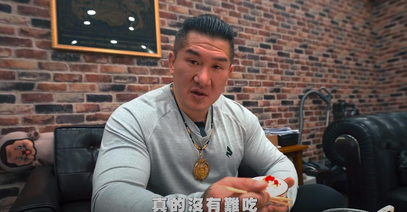 館長說醋飯真的沒有難吃。(圖/翻攝自館長惡名昭彰YT頻道)