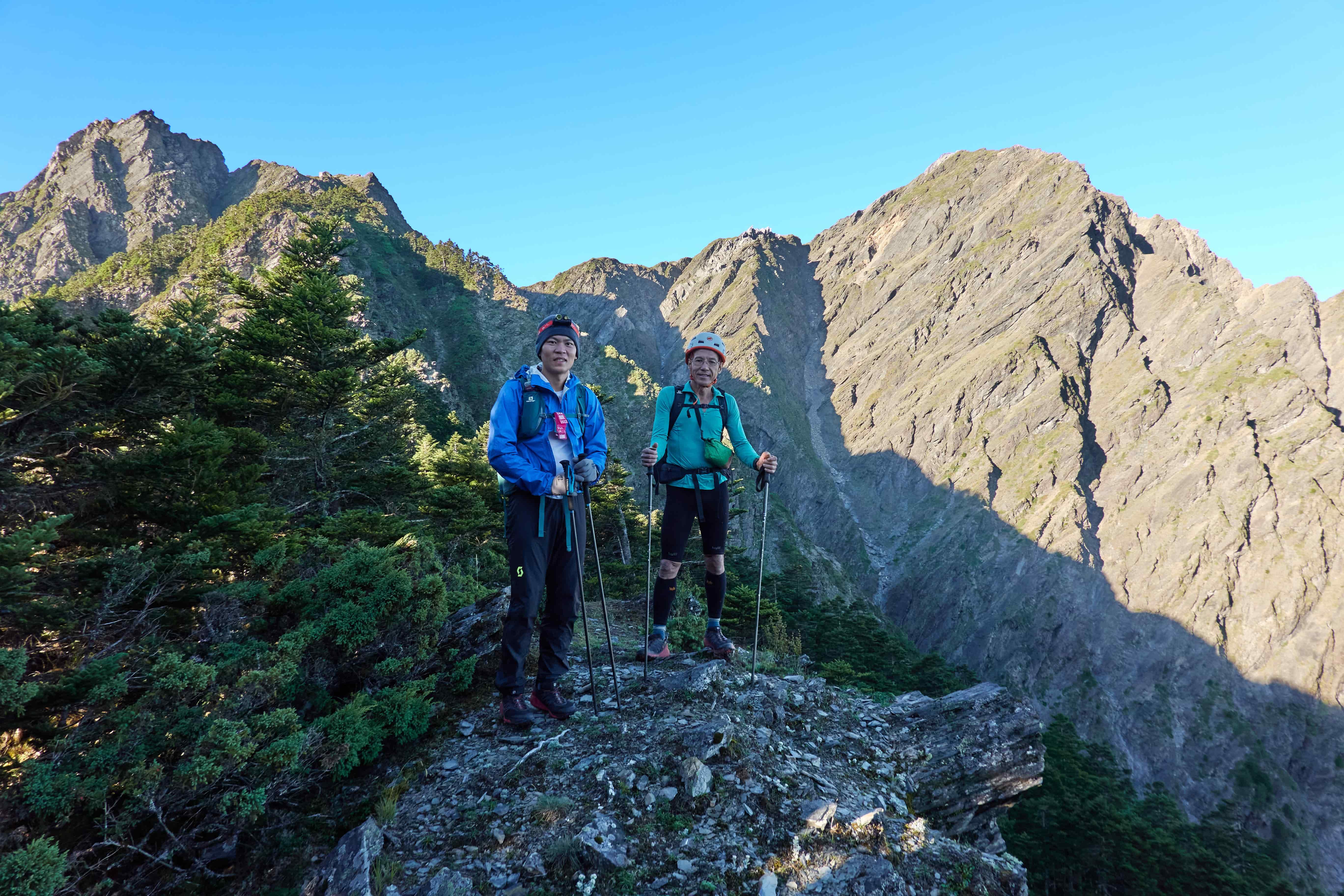 《赤心巔峰》越野跑者古明政（右）和周青（左）以八天半完成中央山脈大縱走最速紀錄。（圖／活水文化事業有限公司提供）