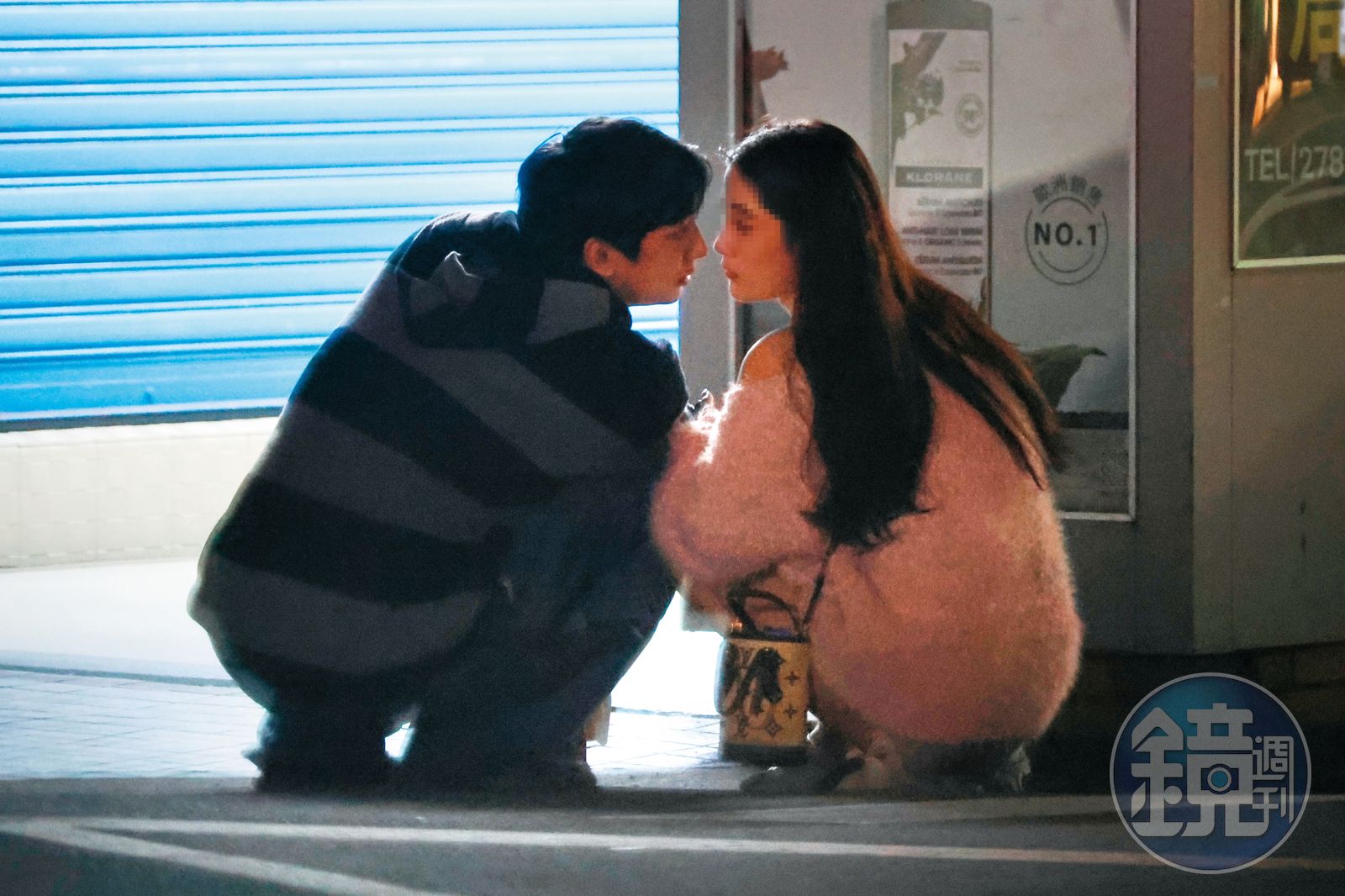 1月17日01：02，明杰（左）與女友（右）以亞洲蹲姿在柱子旁調情，兩人深情對望，似乎一切盡在不言中，畫面唯美如拍偶像劇一般。（圖／鏡週刊）