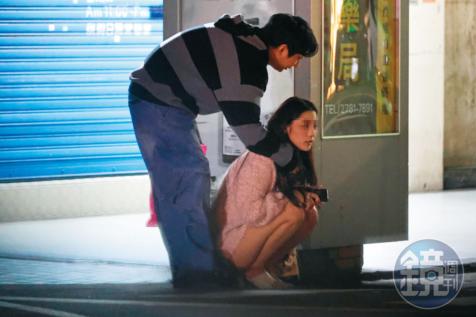 1月17日01：04，明杰從後方抱住女方，疑似趁機摸了下女方的胸前。（圖／鏡週刊）