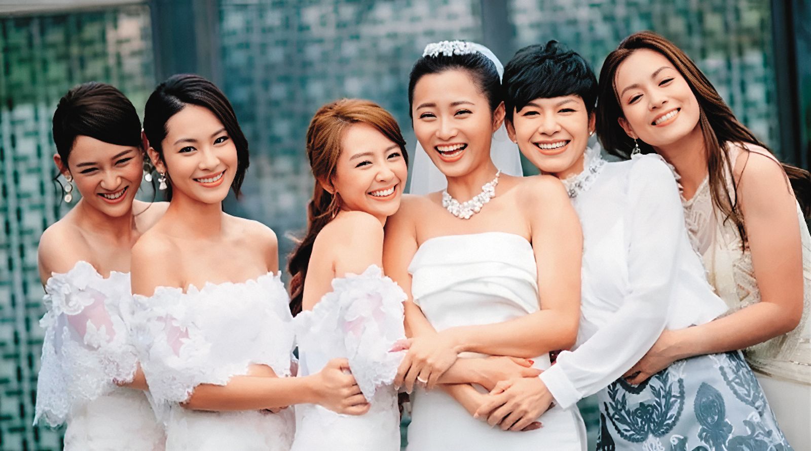 賴薇如(左三)曾是女團七朵花的成員,2021年趙小僑(右三)婚禮,眾人難得合體,只差王宇婕。(圖/翻攝自趙小僑臉書)