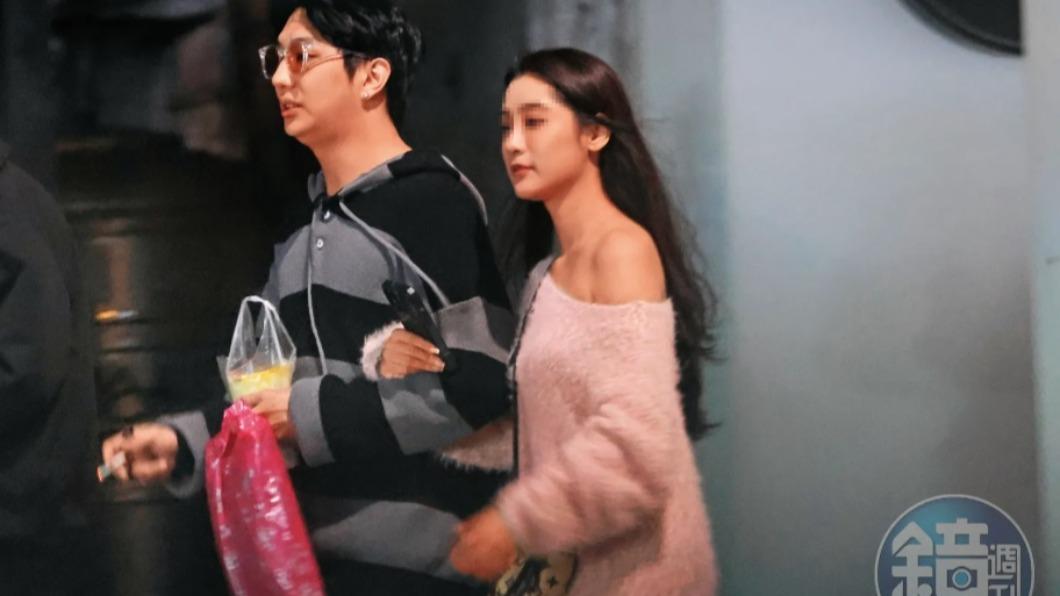 慾火難耐！男星深夜「當街愛撫肉纏女友」手不安分摸胸全被拍