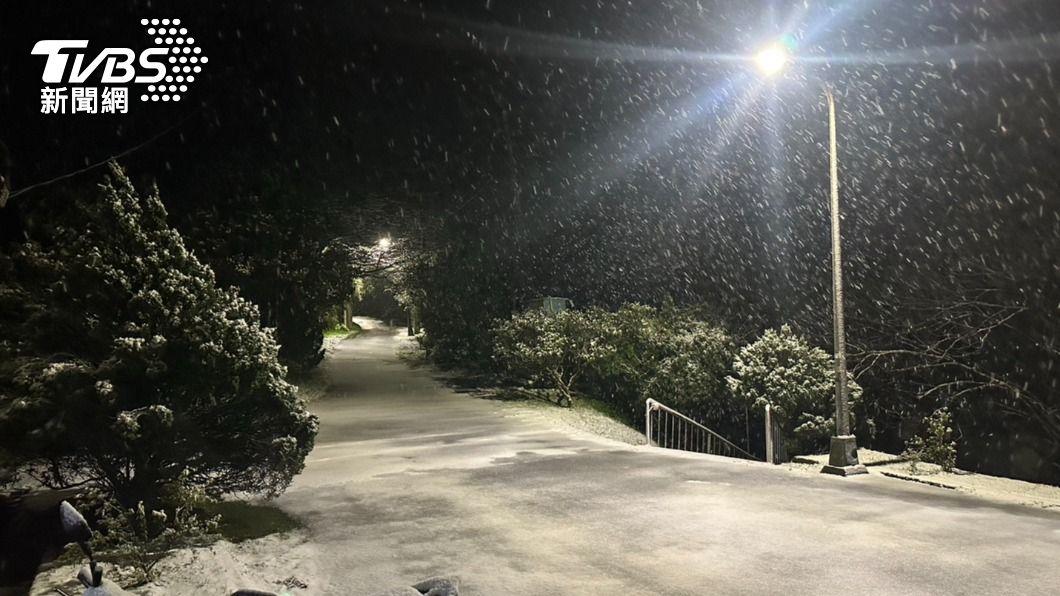 陽明山鞍部清晨4時許開始有明顯降雪。(圖/TVBS)