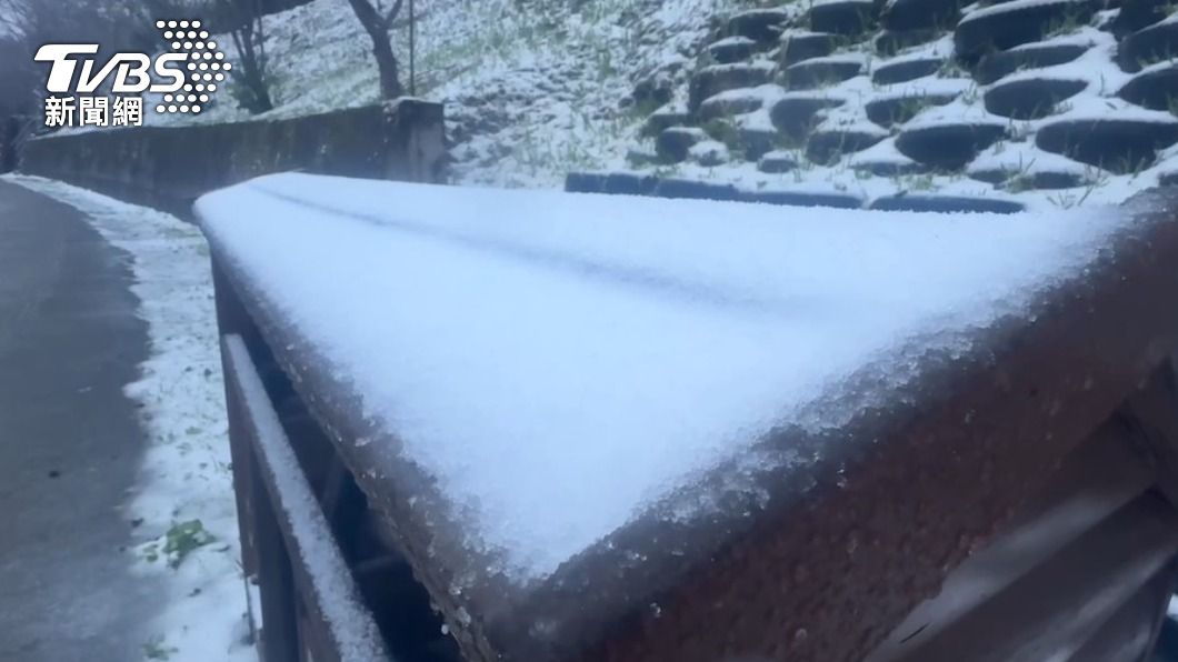 桃園拉拉山也迎降雪。(圖/TVBS)