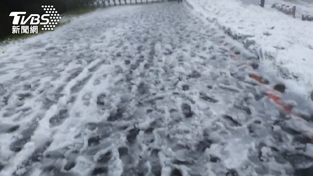 陽明山清晨下雪。(圖/TVBS)
