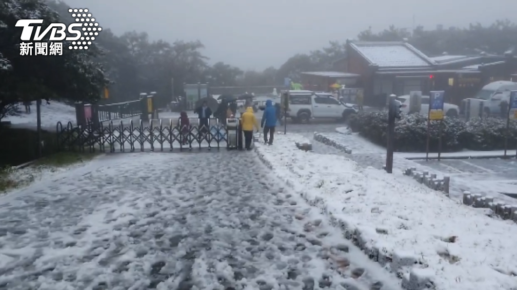 民眾上山追雪。(圖/TVBS)