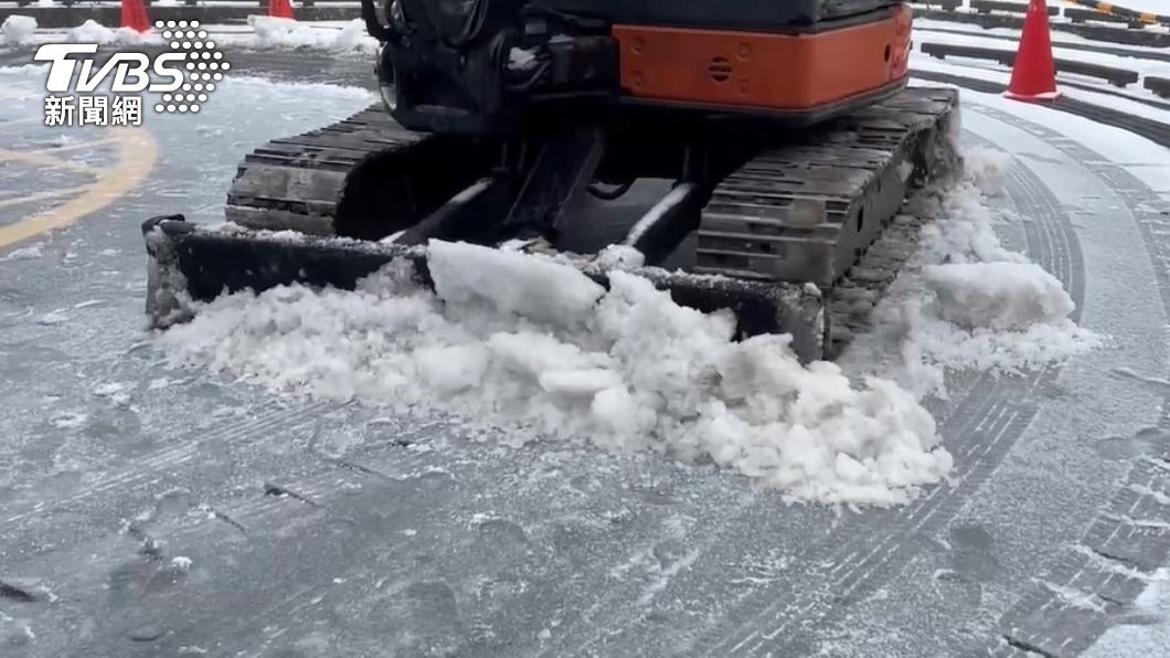 宜蘭縣太平山國家森林遊樂區出動推雪車。(圖/TVBS)