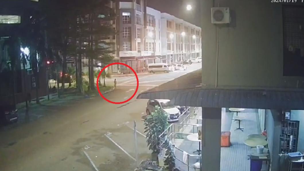 男子被分手太難過!「脫光上衣」滿街跑 失控畫面全被錄