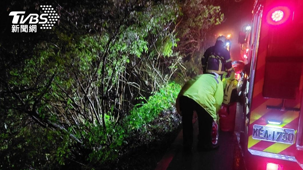 快訊／追雪出意外！19歲男開車夜衝陽明山　疑打滑摔邊坡3人受困
