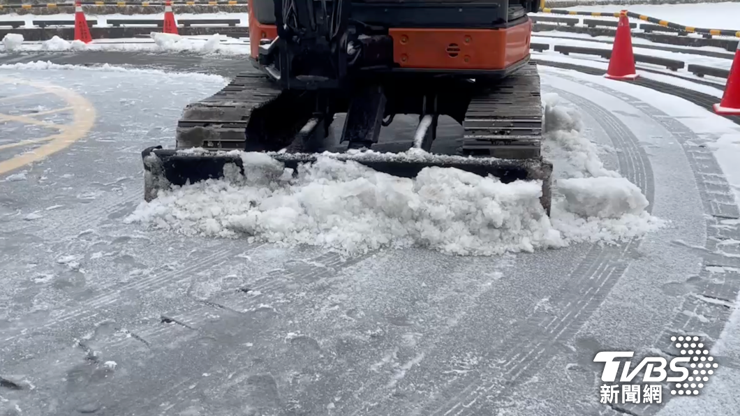 稍早工作人員已出動挖土機剷除路面積雪。(圖/TVBS)