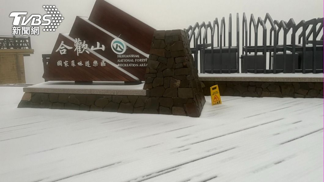 合歡山下雪積雪4公分 追雪族衝了!車頂被銀白糖霜覆蓋畫面曝