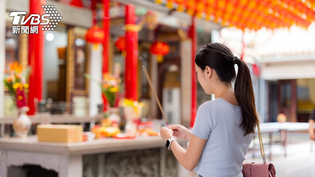過年期間民眾會到廟裡點光明燈祈求平安順遂。(示意圖,非當事人/shutterstock達志影像)
