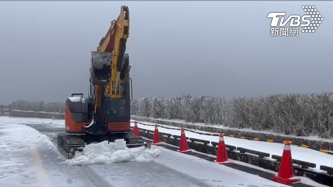工作人員出動挖土機剷除路面積雪。(圖/TVBS)