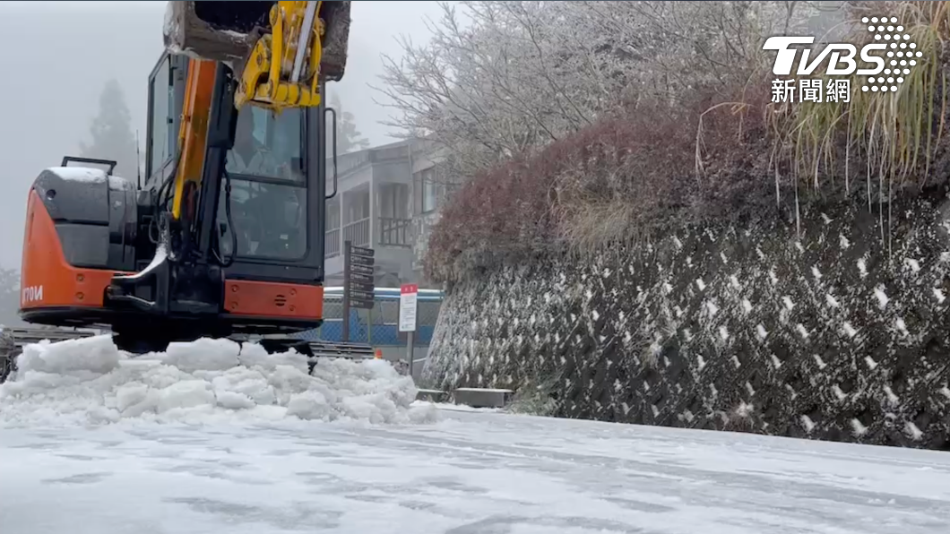 太平山下雪了!出動「挖土機」鏟雪 賞雪車流堵3.5公里