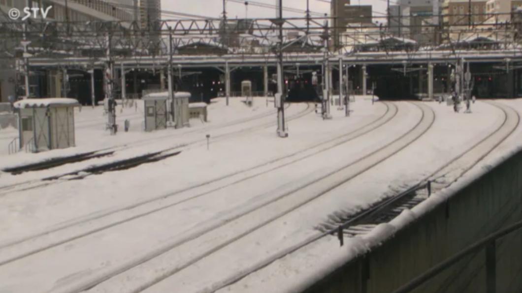 日本寒流急凍!北海道暴風雪JR停駛 石川恐降警報級大雪