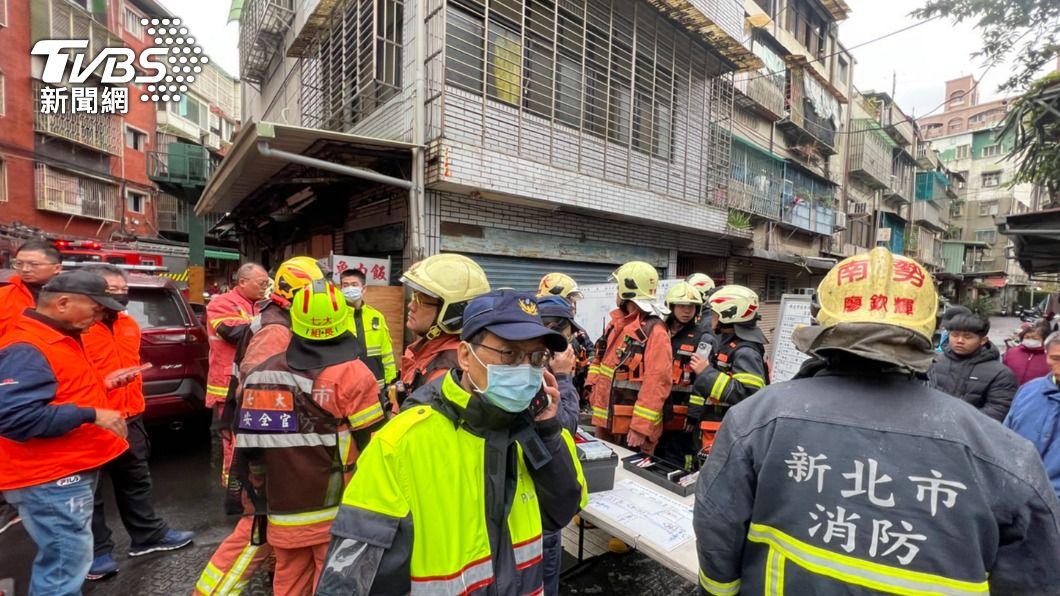 大批警消人員趕抵。(圖/TVBS)