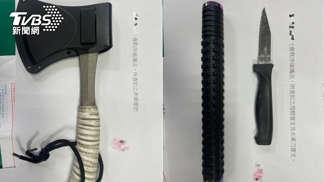 警方在討債男子車內搜出斧頭、小刀。(圖/TVBS)