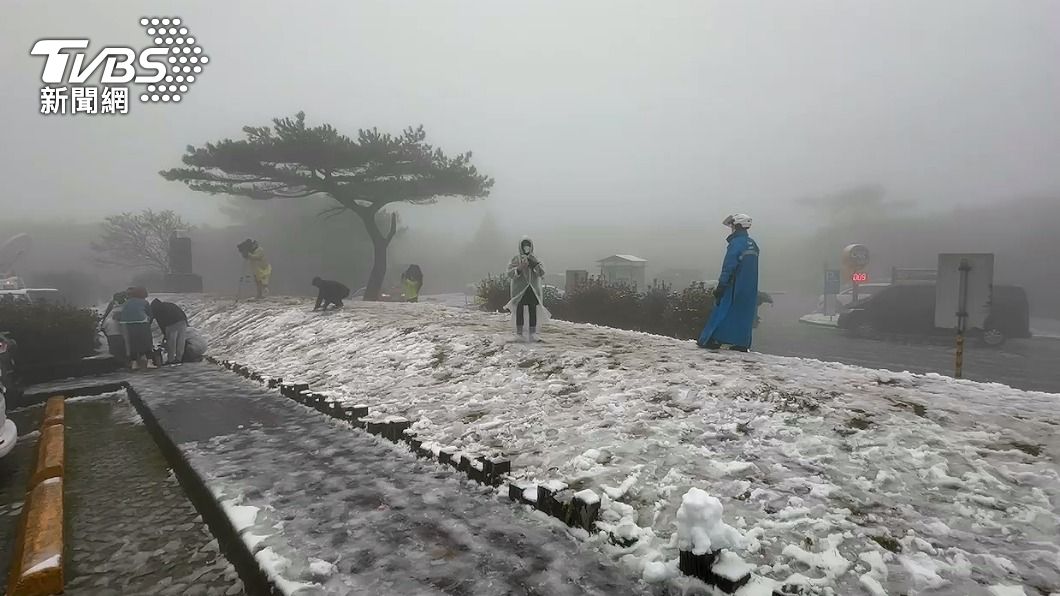 陽明山賞雪車潮湧現!淡水警2地點管制「沒雪鏈禁上山」