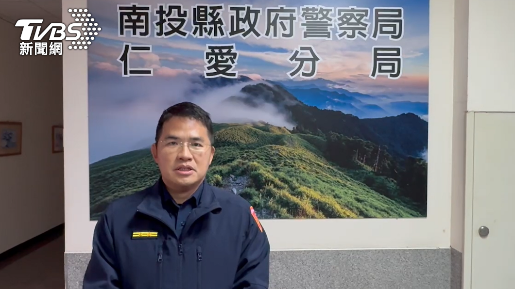 仁愛分局勤務指揮中心主任關名峻說明。(圖/TVBS)