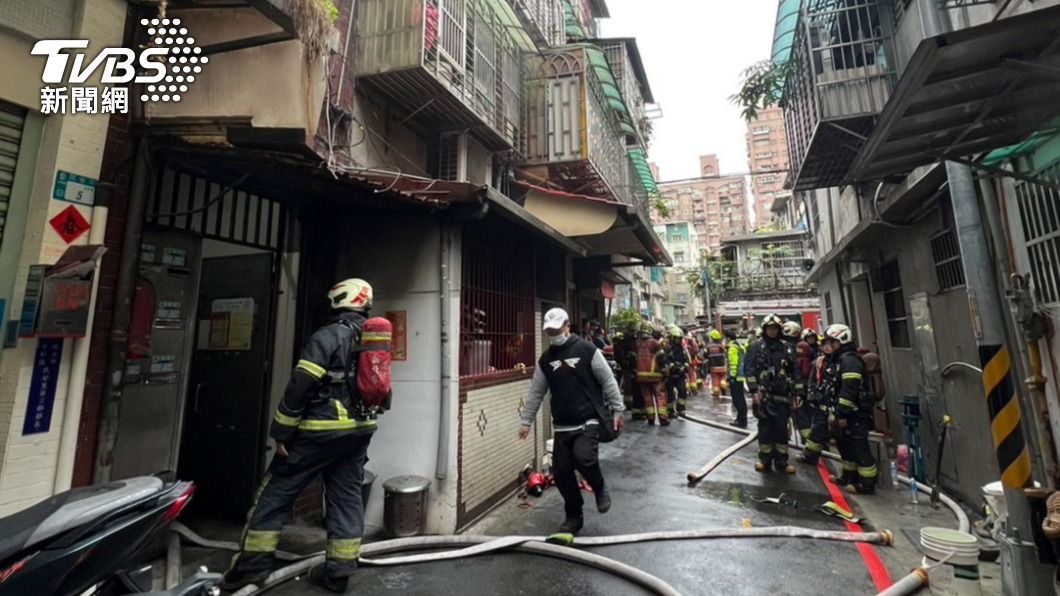 1名男性住戶受困火場死亡。(圖/TVBS)