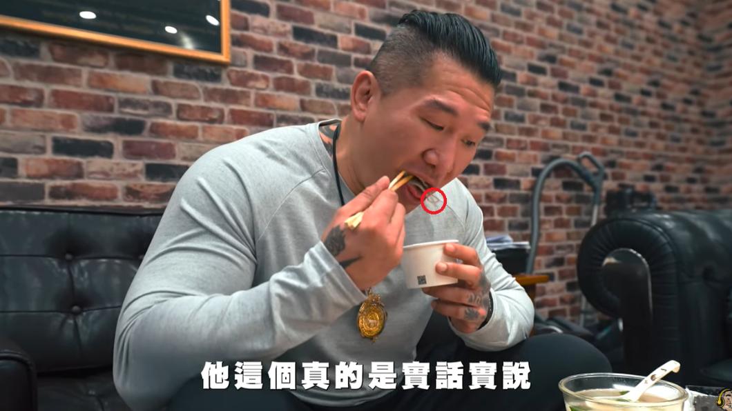 館長遭網友譏諷「吃得筋筋有味」。(圖/翻攝自館長惡名昭彰YT頻道)