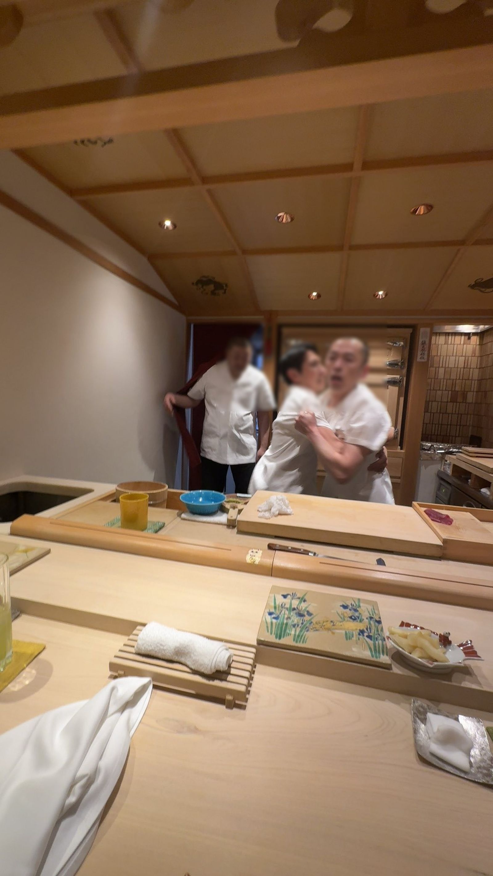 這名日料師傅被控企圖出拳打顧客。（圖／翻攝自X平台）