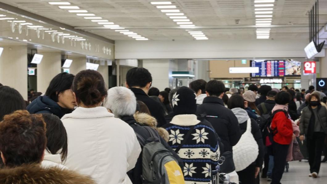 南韓濟州機場大廳旅客大排長龍。(圖/翻攝自《韓聯社》)