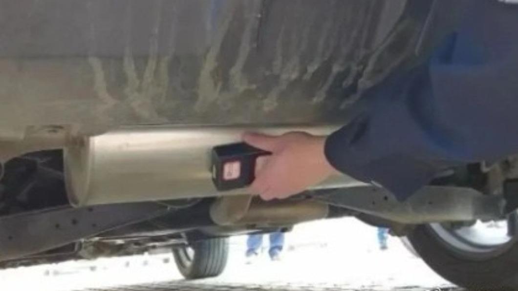 躲臨檢出奇招!陸女在警車上偷裝GPS追蹤 原因曝光超傻眼