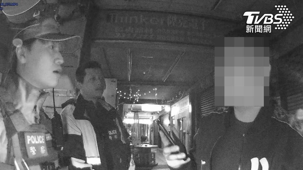 桃園男酒駕露餡！「包紅包」賄賂拒檢又怒踹警　遭壓制帶回