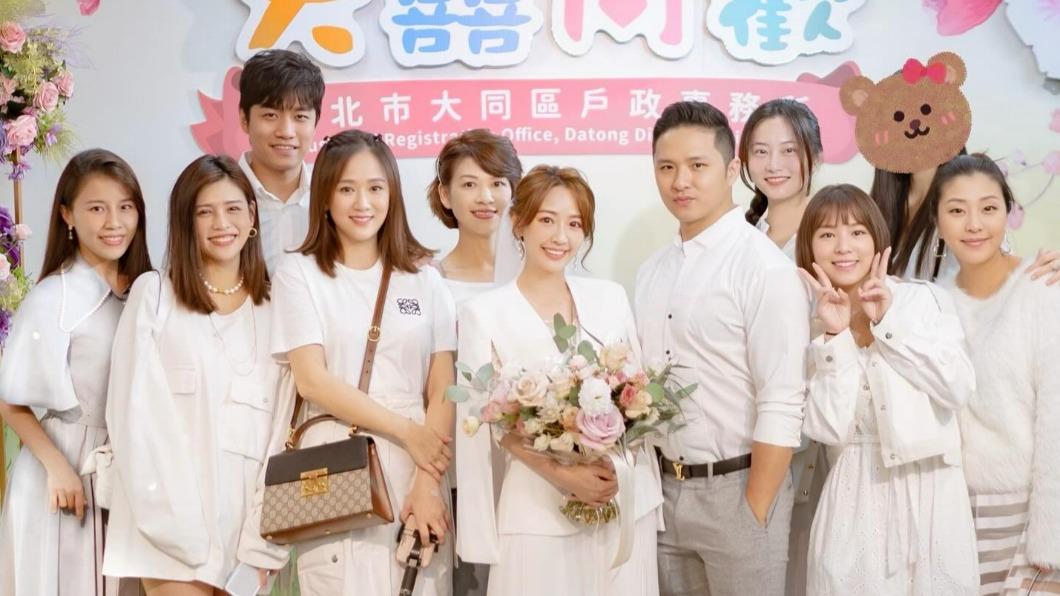 賴薇如(中)登記結婚陳喬恩(左三)也在。(圖/翻攝賴薇如臉書)