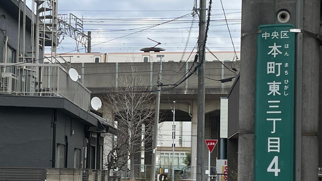 作業員在準備維修新幹線時疑似發生事故,現場冒出濃煙、傳出爆炸聲響。(圖/翻攝自@Exp_Irumashi推特)