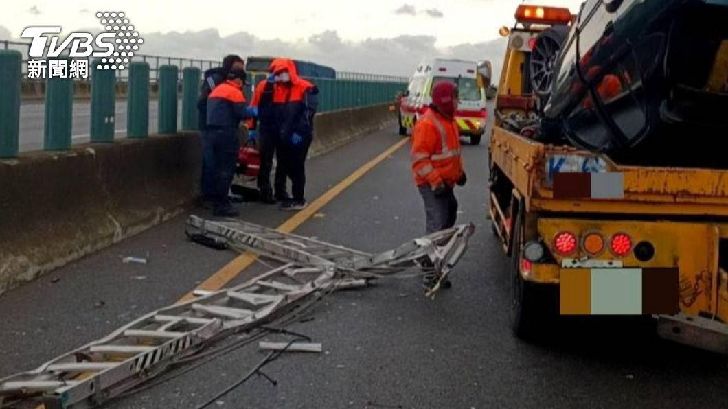鋁梯沒綁好掉落國道釀禍 害慘後車烏龜翻、另一輛爆胎
