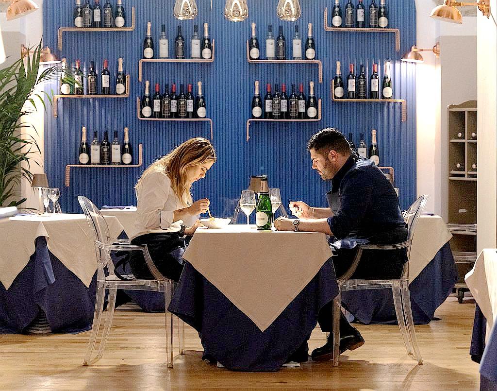 薩爾瓦多埃斯波西托(Salvatore Esposito)在《歡迎光臨黑手黨餐廳》中為愛下廚。(圖/海鵬提供)