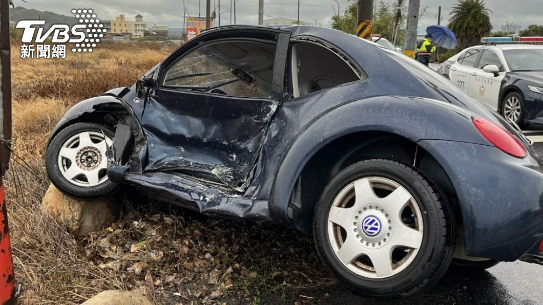 經典又少一輛?婦高鐵站周邊闖紅燈 「超衰金龜車」噴飛毀損