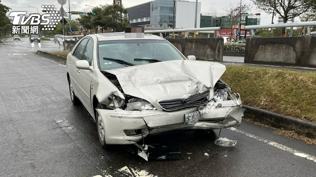 邱女的轎車車頭全毀。(圖/TVBS)