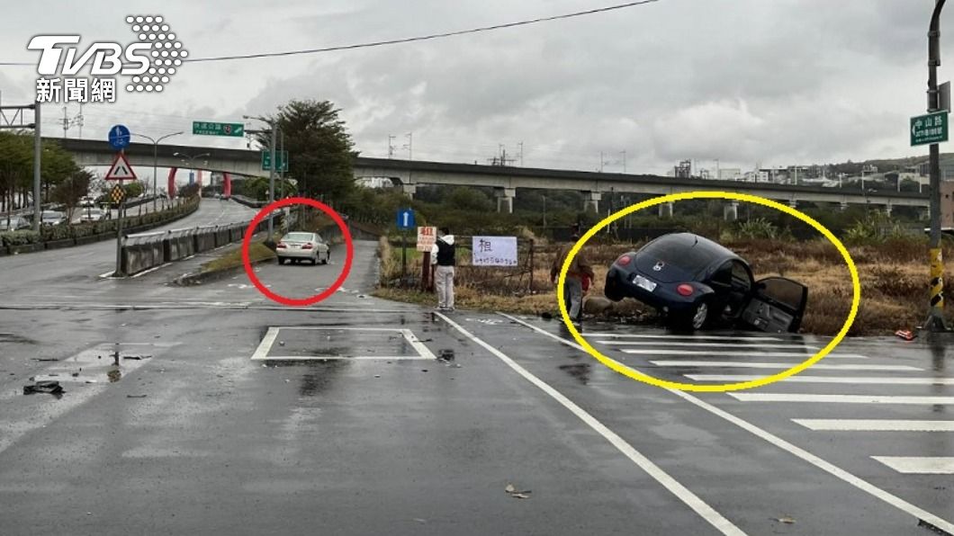 兩車發生碰撞。(圖/TVBS)